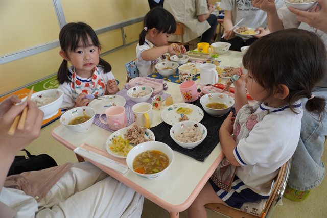 みはとの給食のようす